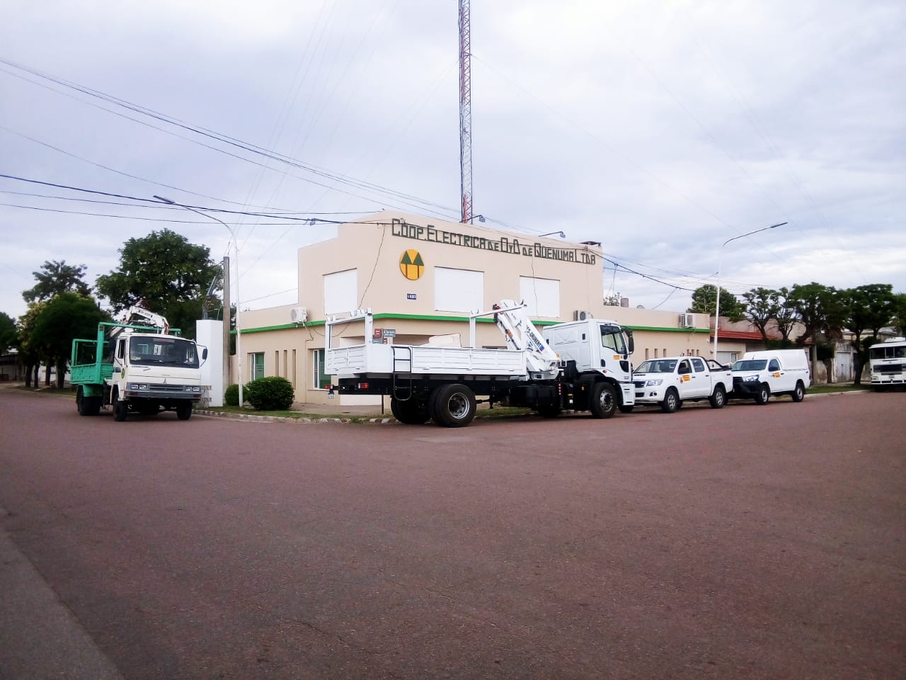 Camiones con grúas y camionetas de la cooperativa frente a su sede en Quenumá
