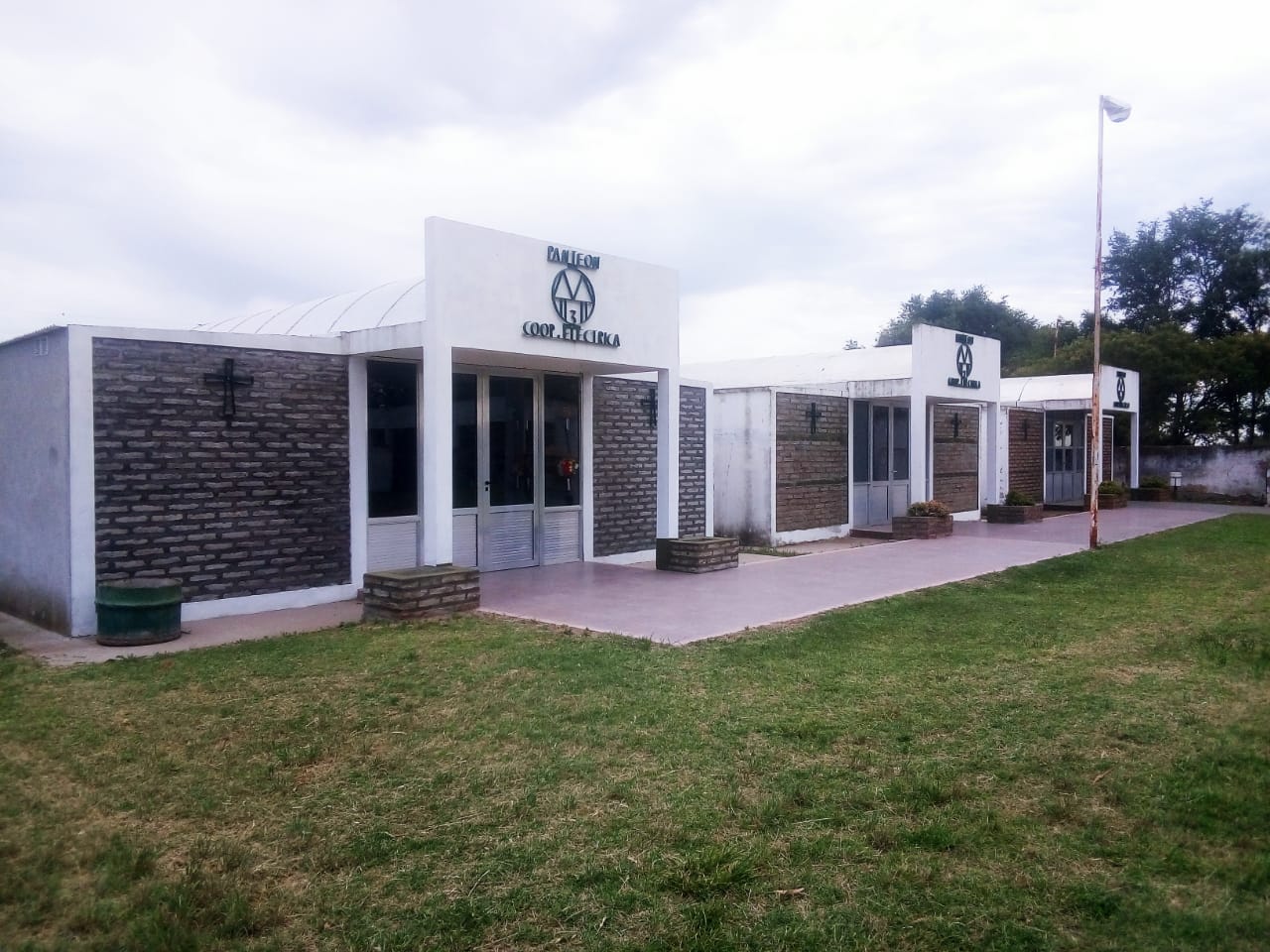 Panteón de la Cooperativa Eléctrica de Quenumá en el Cementerio Municipal